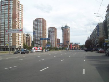 Kiev, Ukrayna - 7 Temmuz 2012: İnsanlar ve araba sokaklarda.