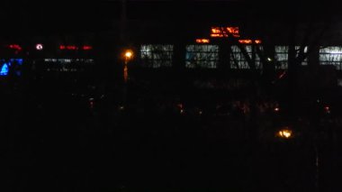 Gece şehir araçları Panoraması hareket ediyor