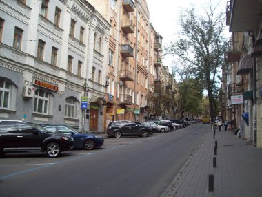 Kiev, Ukrayna - 2 Eylül 2012: İnsanlar ve araba sokaklarda.