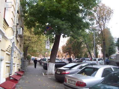 Kiev, Ukrayna - 2 Eylül 2012: İnsanlar ve araba sokaklarda.