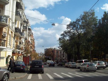 Kiev, Ukrayna - 2 Eylül 2012: İnsanlar ve araba sokaklarda.