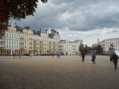 Kiev, Ukrayna - 2 Eylül 2012: İnsanlar ve araba sokaklarda.