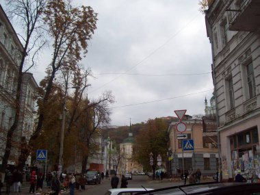 Kiev, Ukrayna - 2 Eylül 2012: İnsanlar ve araba sokaklarda.