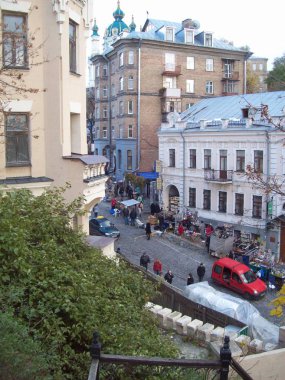 Kiev, Ukrayna - 2 Eylül 2012: İnsanlar ve araba sokaklarda.