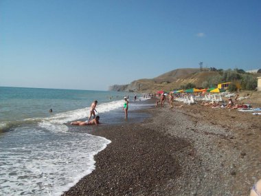Sudak, Crimea - 29 Temmuz 2010: İnsanlar sokaklarda.
