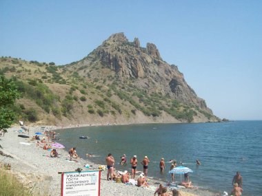 Sudak, Crimea - 29 Temmuz 2010: İnsanlar sokaklarda.