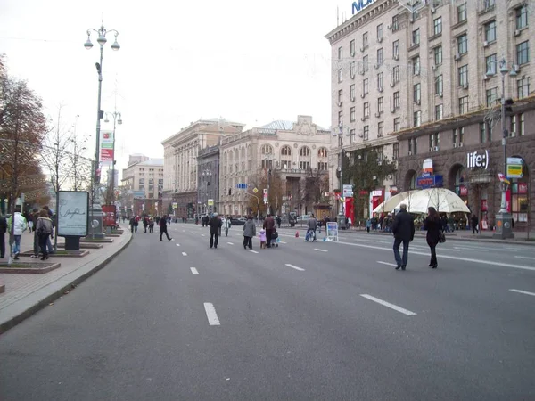 Kiev Ucrânia Setembro 2012 Pessoas Carros Nas Ruas — Fotografia de Stock