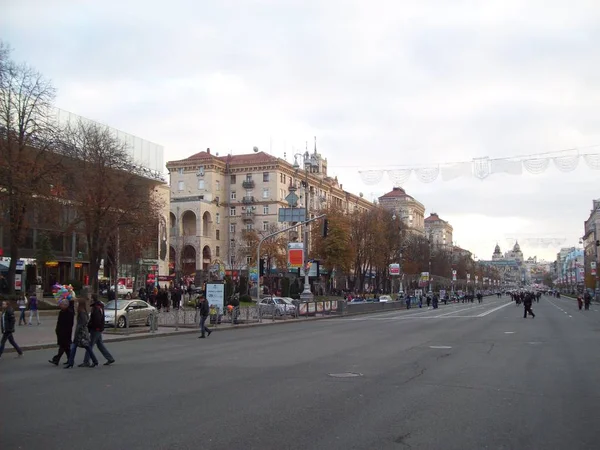 키예프 우크라이나 2012 사람과 자동차 거리에 — 스톡 사진