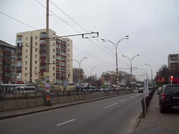 キエフ ウクライナ 2011 人と路上で車 — ストック写真