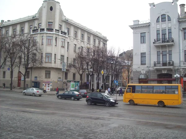 乌克兰哈尔科夫 2011年1月24日 街头的人和汽车 — 图库照片