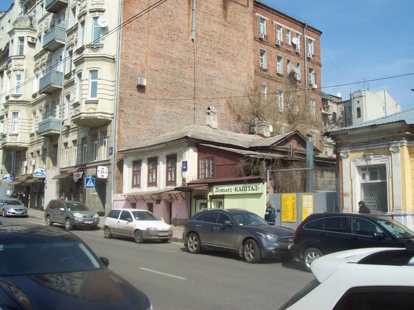 Κχαρκίβ Ουκρανία Ιανουαρίου 2011 Άτομα Και Αυτοκίνητο Στους Δρόμους — Φωτογραφία Αρχείου