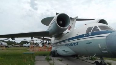 Kiev, Ukrayna - 27 Haziran 2018: Havacılık Müzesi. Sivil ve askeri uçak, helikopter ayrıntılı