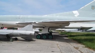 Kiev, Ukrayna - 27 Haziran 2018: Havacılık Müzesi. Sivil ve askeri uçak, helikopter ayrıntılı