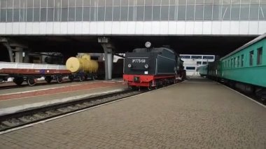 Kiev, Ukrayna - 2 Temmuz 2018: Demiryolu lokomotif, vagonlar tren Vagon araçla