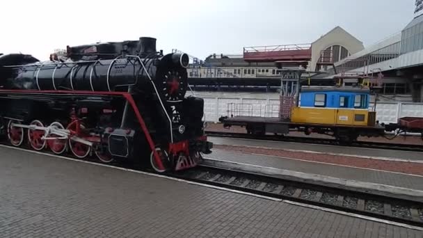 Κίεβο Ουκρανία Ιουλίου 2018 Ατμομηχανή Βαγόνια Στο Σιδηροδρομικό Βαγόνι — Αρχείο Βίντεο
