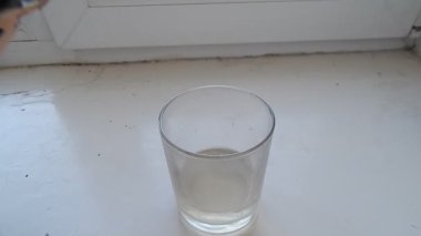 Şampanya şişe cam içine dökme