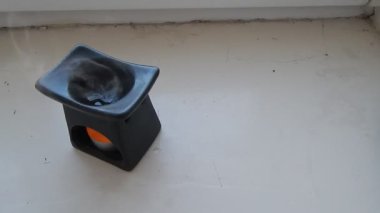 Aromaterapi ısıtılmış mum kokusu alır.