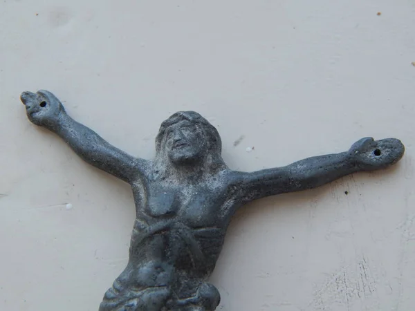 Crucifixo Cristão Encontra Fundo Branco — Fotografia de Stock