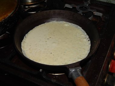 Krep yerken üzerine Shrovetide yeni bir dökme demir tavada