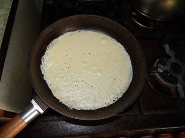 Krep yerken üzerine Shrovetide yeni bir dökme demir tavada