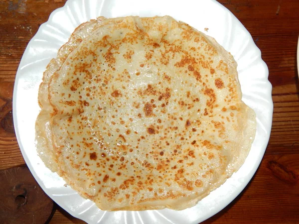 Pancakes su una nuova padella in ghisa su Shrovetide — Foto Stock