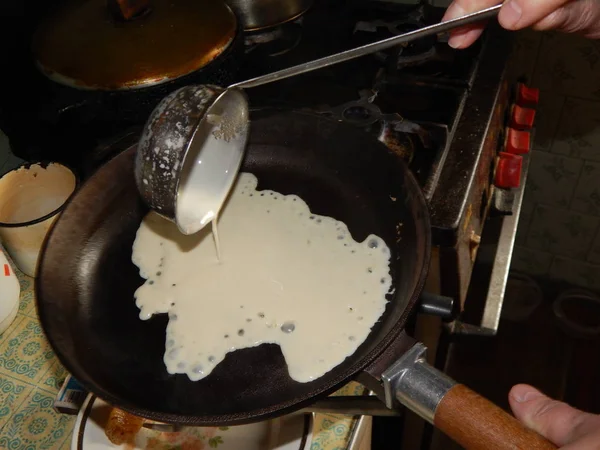 Млинці на новій чавунній сковороді на Шроветиді — стокове фото