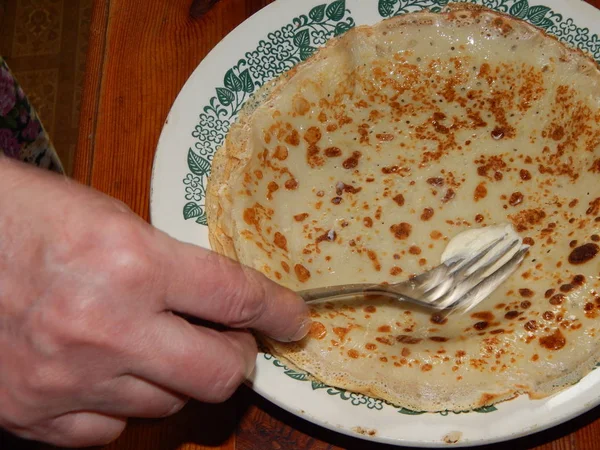 Panquecas em uma nova frigideira de ferro fundido no Shrovetide — Fotografia de Stock