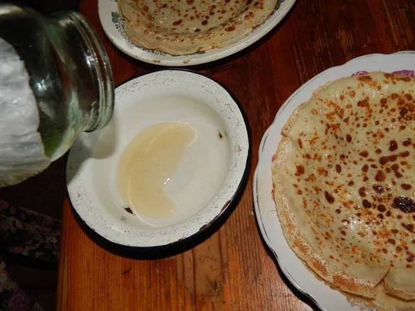 Pannkakor på en ny gjutjärn stekpanna på Fastlagen — Stockfoto