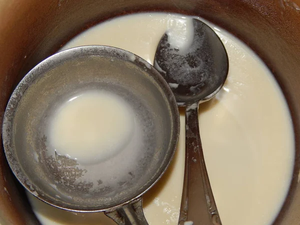 Pfannkuchen auf einer neuen gusseisernen Pfanne an Fastnacht — Stockfoto