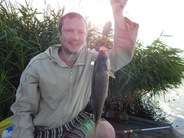 Oleg prokopenko angeln auf dem See und Flussfische — Stockfoto