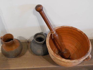 Su depolamak ve hazırlamak için vazolar, sürahiler ve semaverler