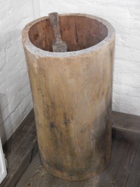 Su depolamak ve hazırlamak için vazolar, sürahiler ve semaverler