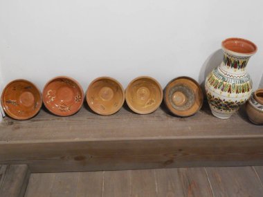 Su depolamak ve hazırlamak için vazolar, sürahiler ve semaverler