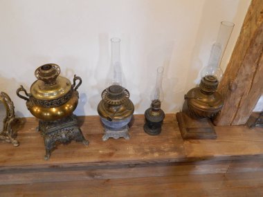 Su depolamak ve hazırlamak için vazolar, sürahiler ve semaverler