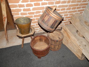 Su depolamak ve hazırlamak için vazolar, sürahiler ve semaverler