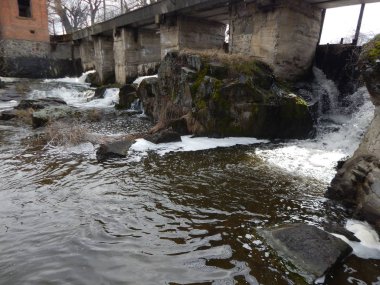 Şelale, nehre ro aracılığıyla gölden su akar