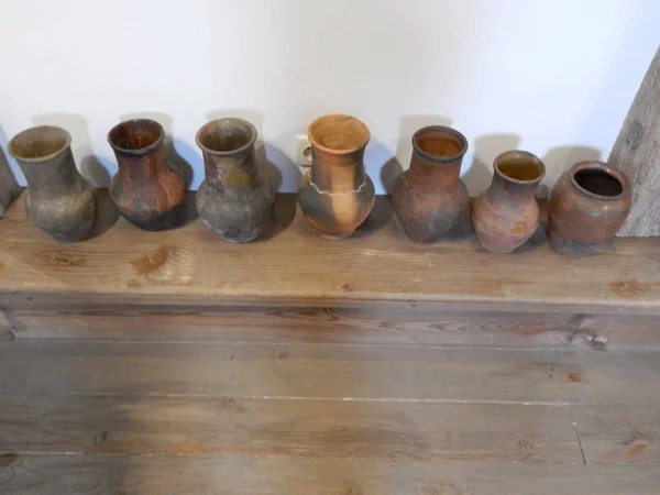Vasen, Krüge und Samowar zur Aufbewahrung und Zubereitung von Wasser — Stockfoto