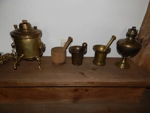 Vasos, jarros e samovares para armazenar e preparar água — Fotografia de Stock