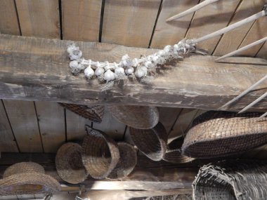 İçerideki ev eşyaları.