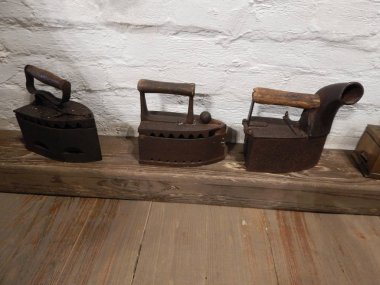 Giysileri ütülemek için antika ütü.