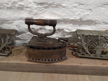 Giysileri ütülemek için antika ütü.