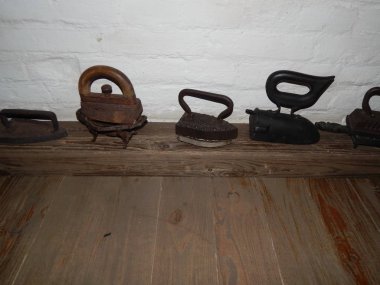 Giysileri ütülemek için antika ütü.