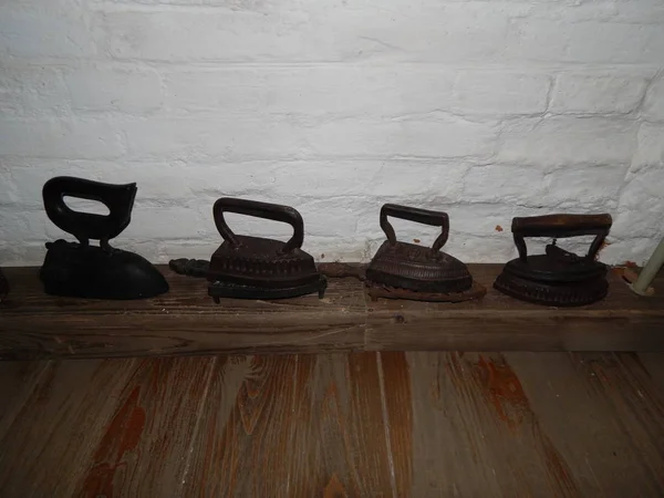 Ferro antigo no interior para passar roupas — Fotografia de Stock