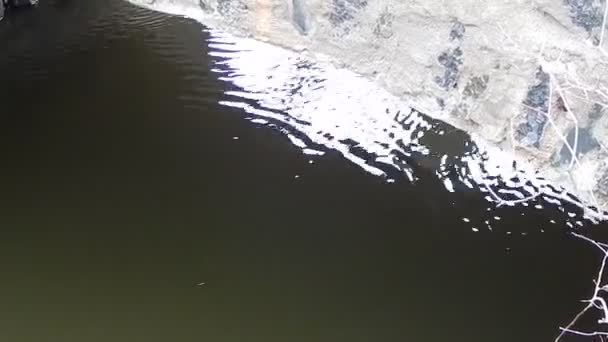 La texture de l'eau est de couleur sombre sur la rivière