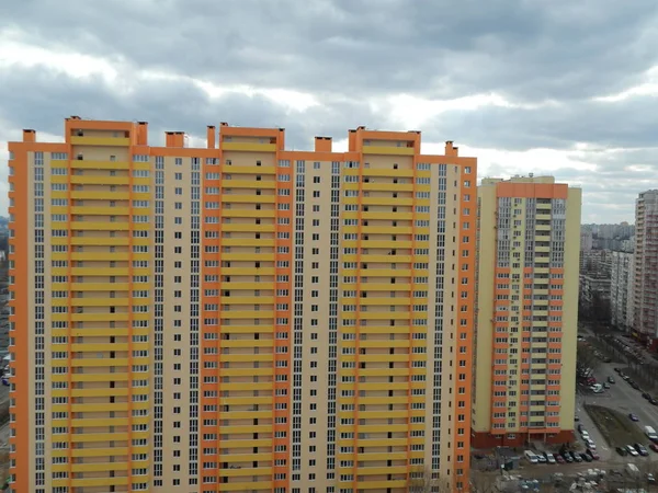 Новые жилые многоэтажные и многоквартирные дома — стоковое фото
