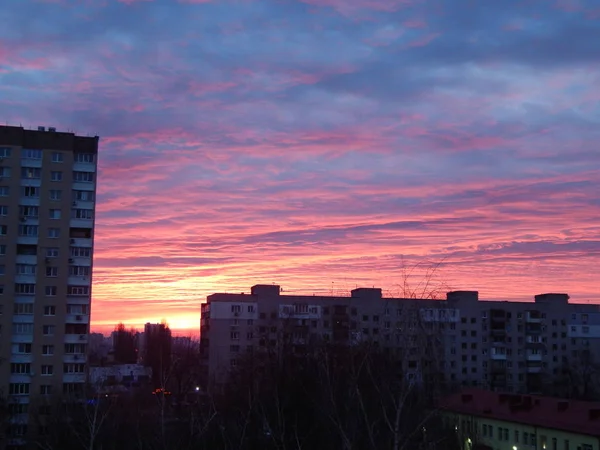 Morgendämmerung am frühen Morgen über der Stadt — Stockfoto