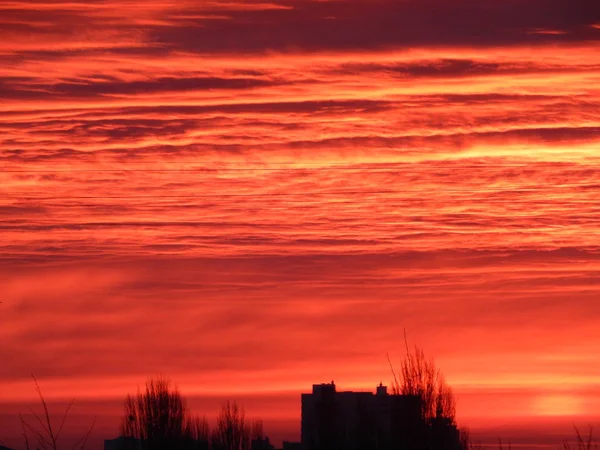 Dawn in de vroege ochtend over de stad — Stockfoto