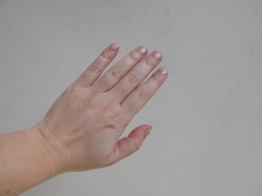 Belirtileri gösteren beyaz arka plan üzerinde el