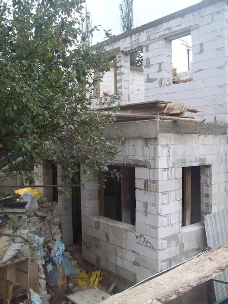 Budowa domku od materiałów budowlanych — Zdjęcie stockowe