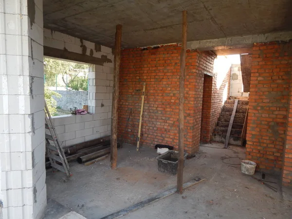 Construcción de la cabaña a partir de materiales de construcción —  Fotos de Stock